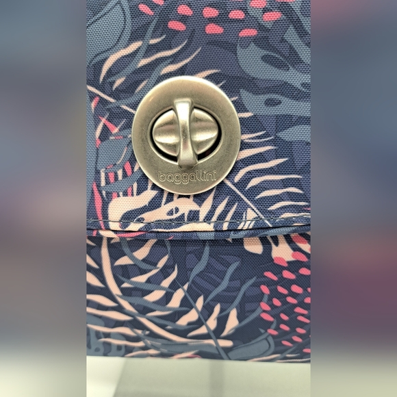 Baggallini Calais Crossbody Bag - Picture 4 of 15